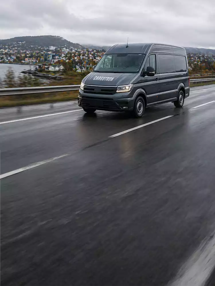 Varebil i fart ute på ekstra oppdrag